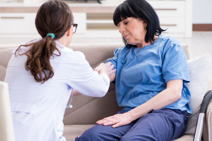 enfermera midiendo azucar en sangre a paciente