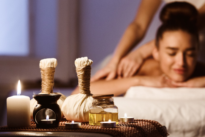 Mujer recibiendo un masaje de aromaterapia.