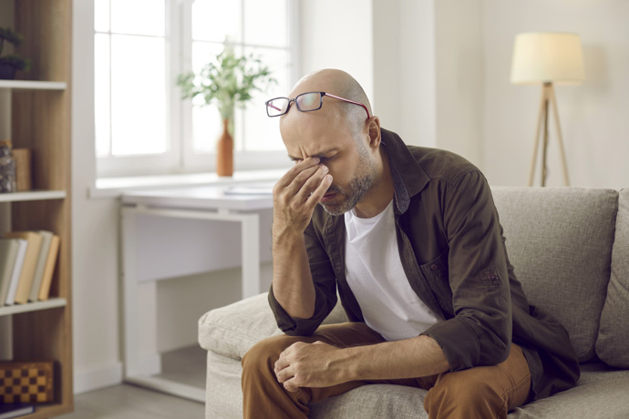 Hombre con síntomas de astenia primaveral
