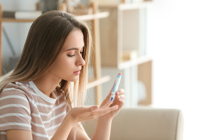 Mujer comprobando si tiene diabetes tipo 1 o tipo 2.