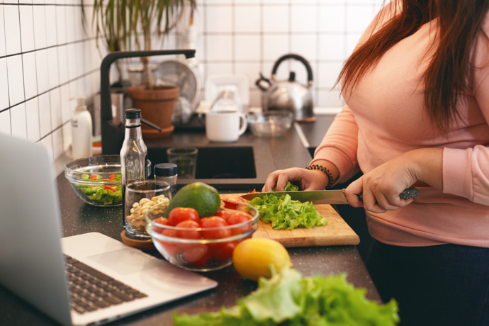 Persona preparando una receta de una dieta balanceada. 