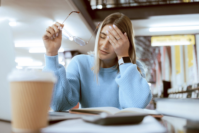 Mujer con estrés y problemas de salud