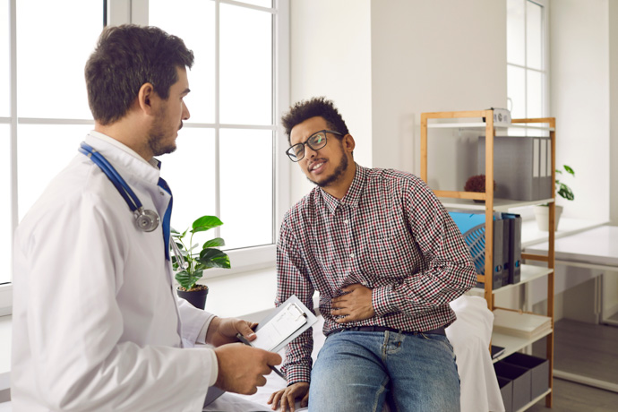 Hombre en el médico que ha bebido cerveza con el hígado graso.