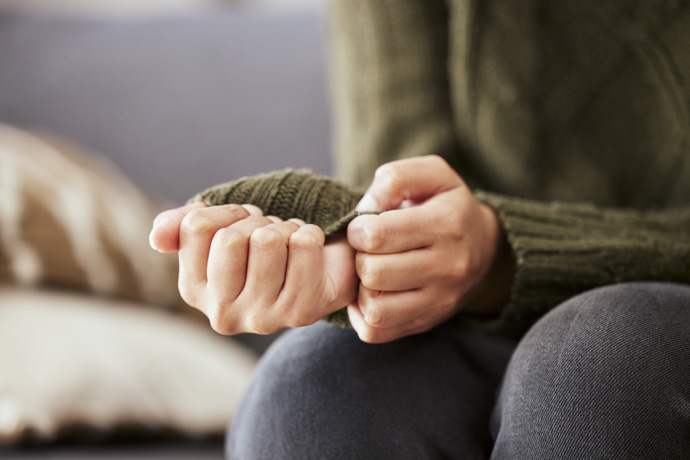 Mujer con ansiedad y hormigueo en el cuerpo