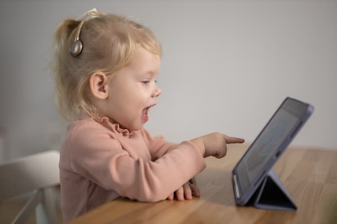 niña pequeña usando implantes cocleares