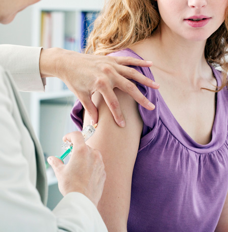 Niña recibiendo una vacuna en el brazo