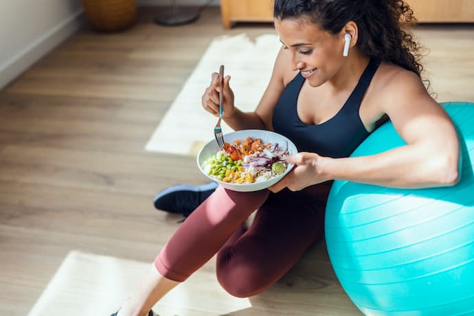 mujer con buenos hábitos alimenticios