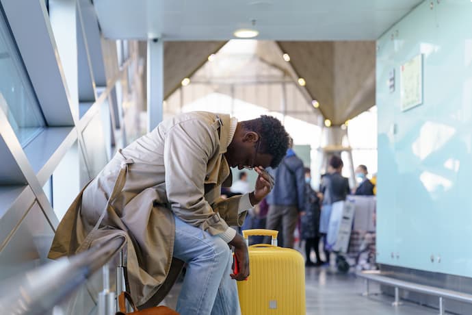 hombre en aeropuerto con los síntomas del jet lag