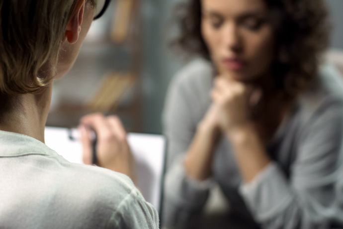 Mujer con trastorno límite de la personalidad en terapia.