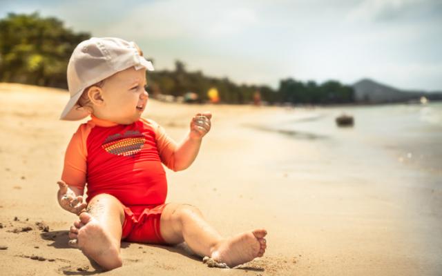 Bebe-en-la-playa