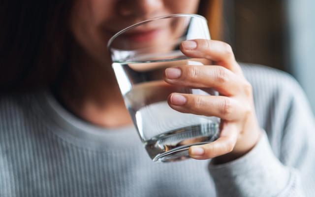 Mujer bebiendo un vaso de agua