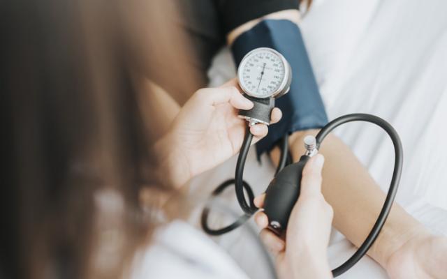 Médico chequea la presión arterial de paciente