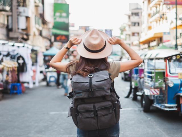 Muchacha viajando sola en Tailandia