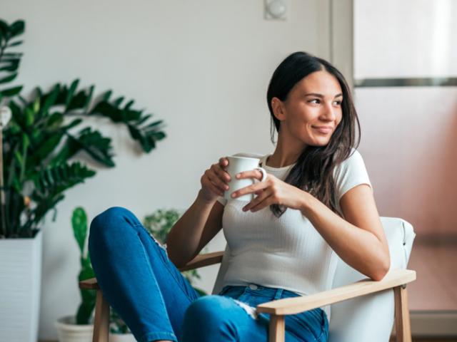 Chica disfrutando de las propiedades del Kudzu en una infusión.