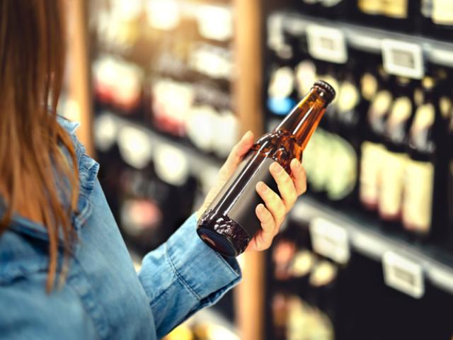 mujer con cerveza sin alcohol en la mano