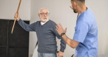 Persona con Alzheimer tiene comportamiento agresivo