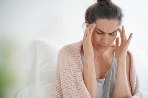Mujer con dolor de cabeza