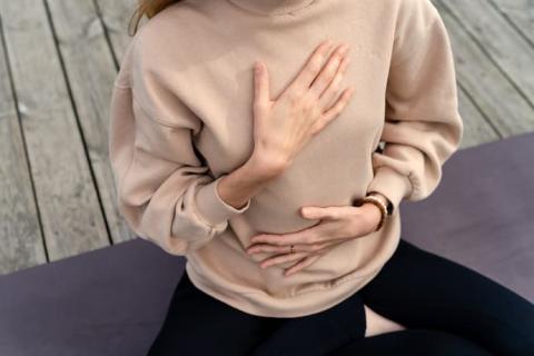 mujer practicando ejercicios de respiración para la ansiedad