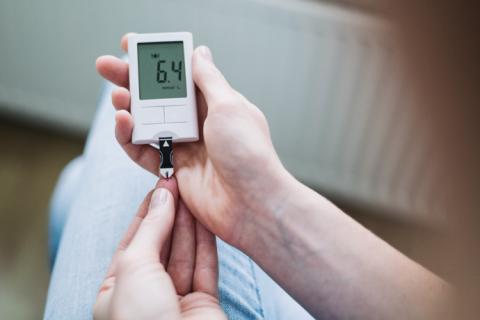 Medidor de azúcar en sangre para medir la hipoglucemia nocturna.