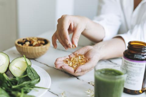 Mujer consume suplementos de vitamina D