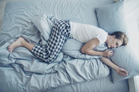 Hombre duerme en posición fetal